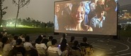 （黄色网站美女搞逼的转载）成都秋夜“新耍法”：到公园看坝坝电影